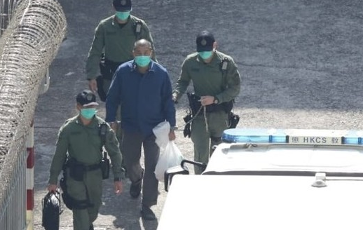 黎智英铁链缠腰转往赤柱监狱收押 戴手铐犹如重犯