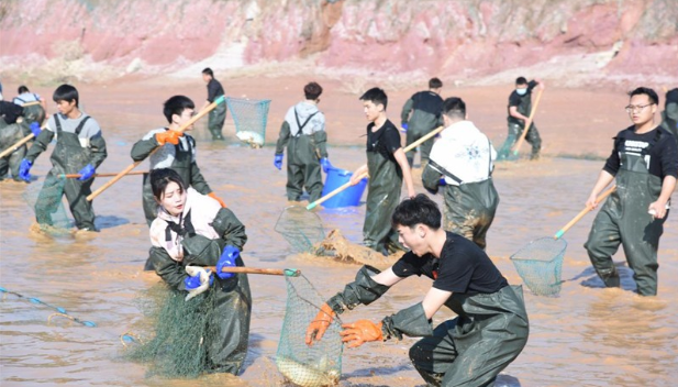 这片鱼塘你们做主！湖南这所高校捞鱼请学生免费吃