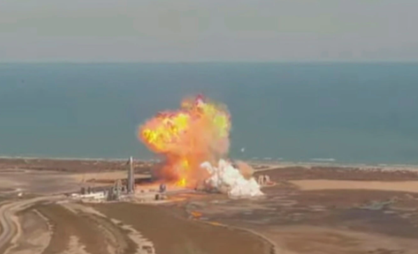 美国SpaceX星际飞船原型机试验时爆炸：落回发射台，烧成火球