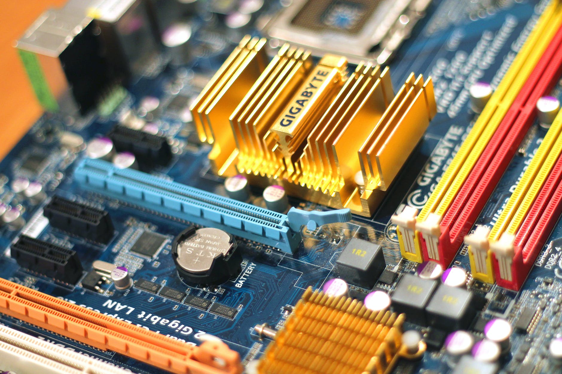中国芯片行业有什么具体目标或生产规划？工信部回应