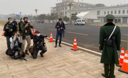 他们&ldquo;拼力&rdquo;拍到的中国武警照片，标价499美元一张