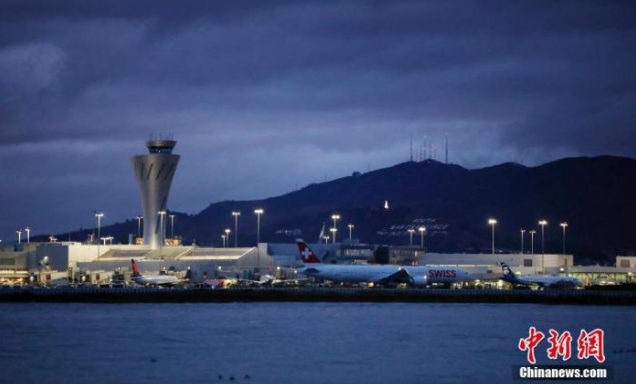 美航空旅客人数达到一年来最高值 专家忧疫情传播