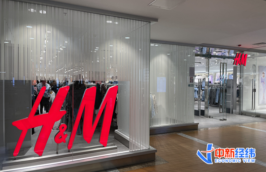 实探风波中的H&amp;M门店：店员一问三不知 顾客排队试衣