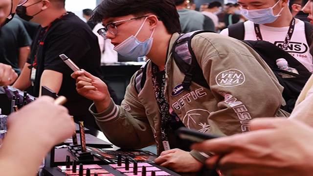官方首次明确电子烟不安全 百亿市场何去何从？