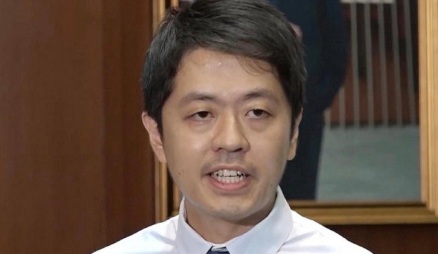 香港特区政府宣布许智峯丧失区议员资格
