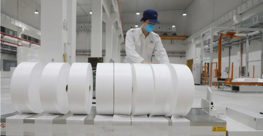 制作口罩的熔喷布出现产能过剩 一吨曾等于一套房