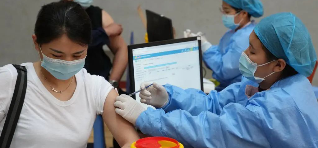外媒吃惊！中国每天给2000万人接种疫苗