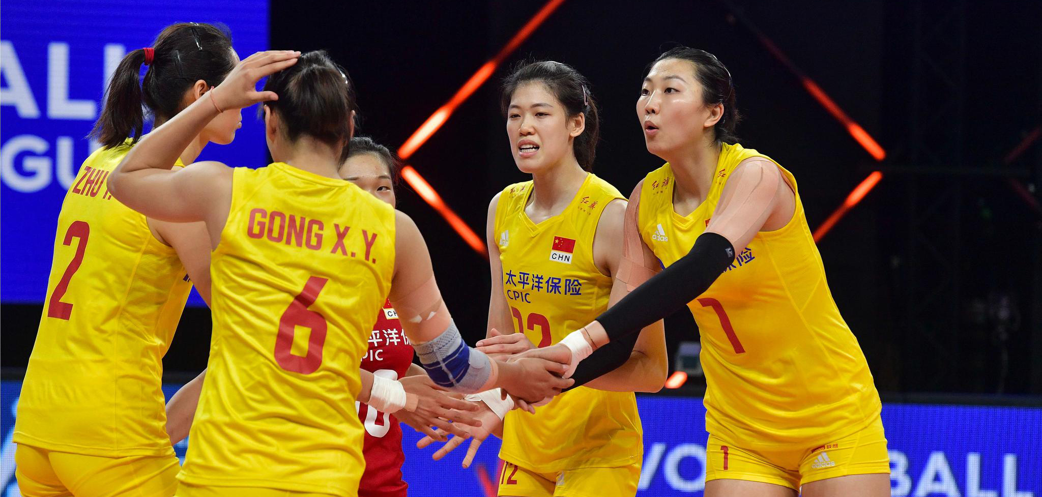 降维打击！中国女排全主力阵容回归，3-0击败荷兰队