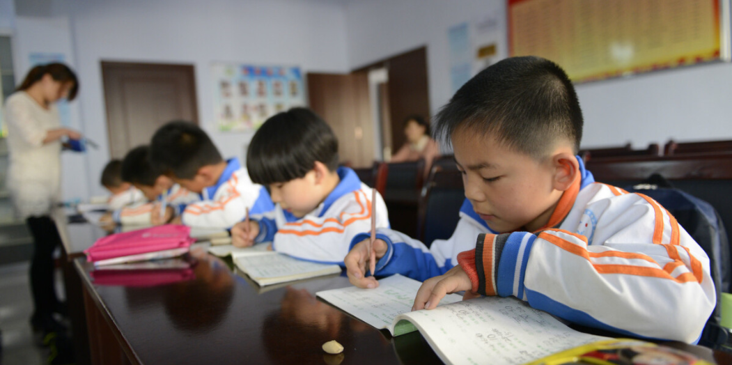 教育部：中小学课后服务结束时间原则上不早于正常下班后半小时