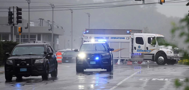 美国警方与武装人员对峙 11名武装人员被捕