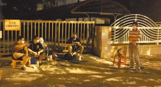 台湾民众熬夜抢打疫苗残剂 百人挤成一团有人跑到摔倒