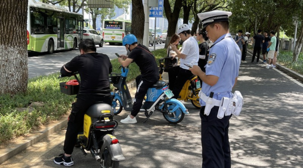 全国率先！在长沙骑共享电动车不戴头盔将列入&ldquo;黑名单&rdquo;
