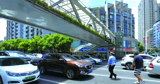 长沙整治&ldquo;避晒式&rdquo;停车，驾驶员不听劝离罚100元