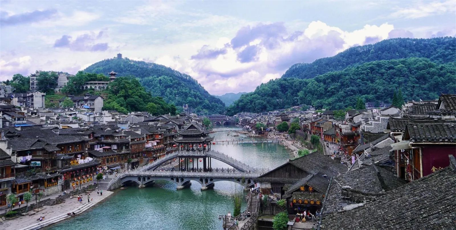 湖南湘西：凤凰古城、芙蓉镇等热门景区暂停接待游客