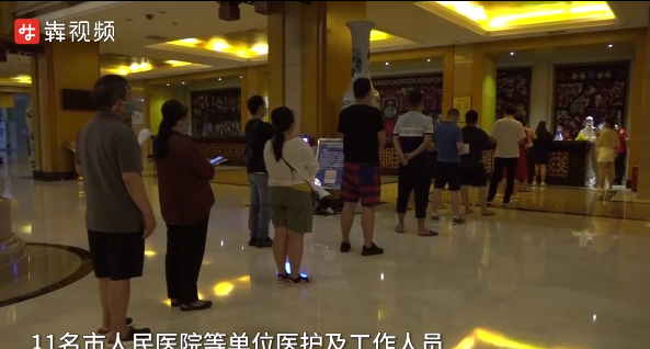 张家界：为滞留游客上门免费核酸检测