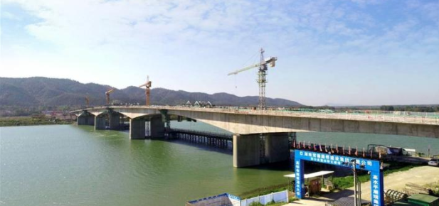 常德：张公庙澧水特大桥主桥左幅顺利合龙 预计明年5月建成通车