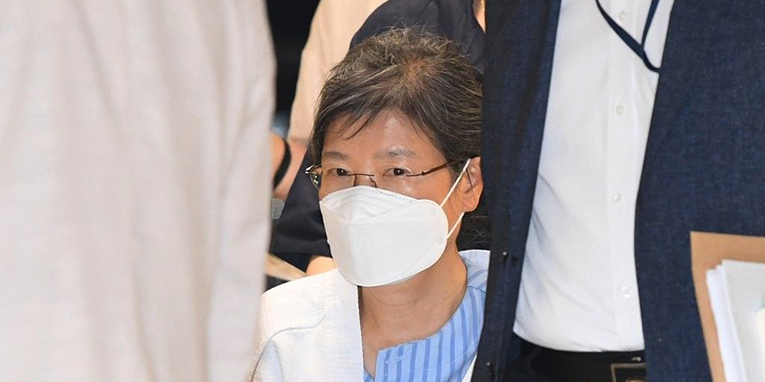 韩国总统文在寅将赦免前总统朴槿惠