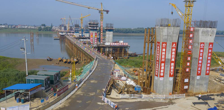 平益高速下穿京广高铁桥完成梁板架设