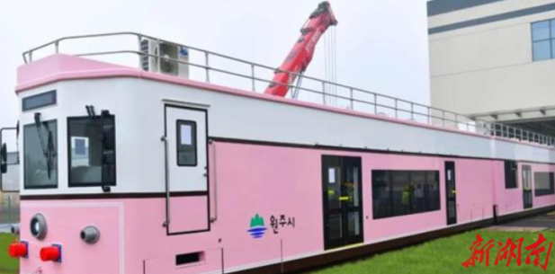 我国首列双层旅游专列出口韩国